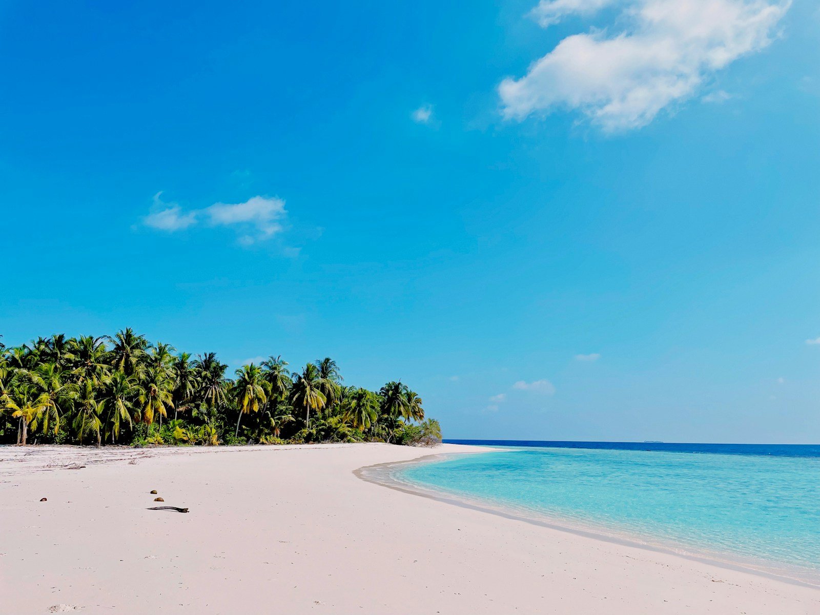 Praia de areia branca e mar azul nas Maldivas